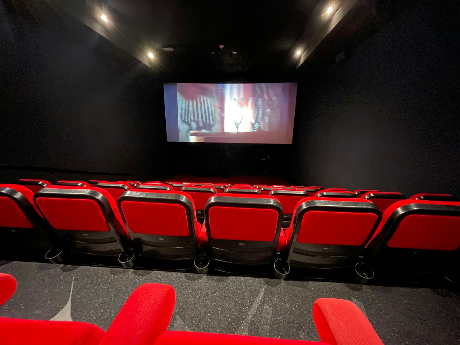 كراسي سينما قدام الشاشة