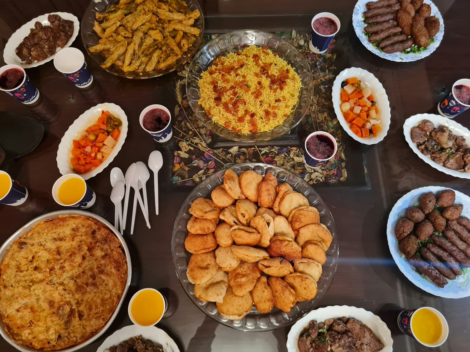 سفرة مليانة أطباق شرقي