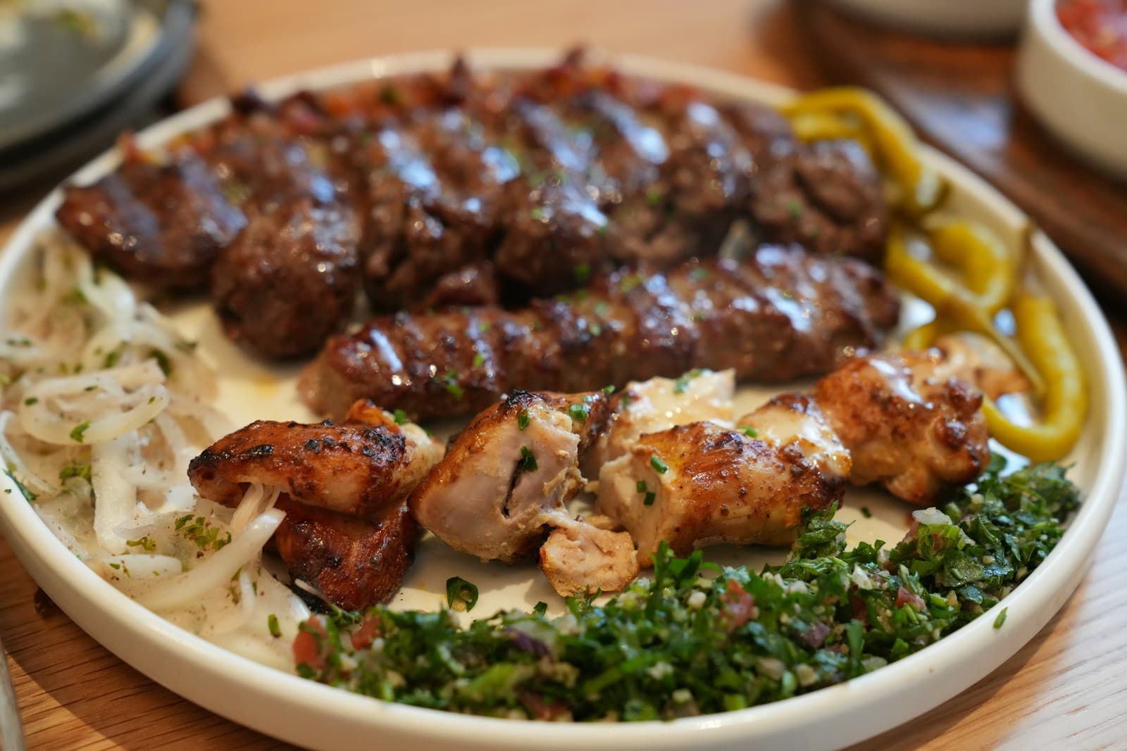 طبق مشويات وسلطة